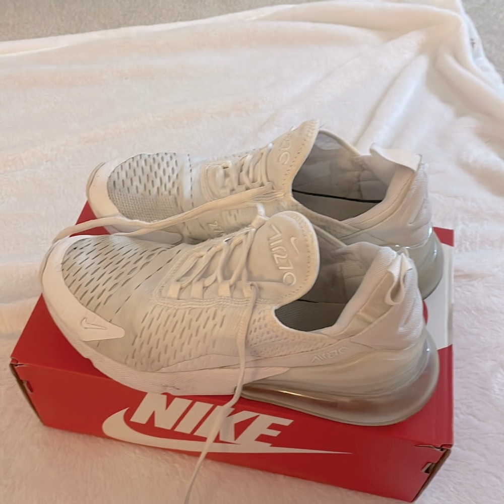 Woman’s 6.5 White Nike air max 🪩